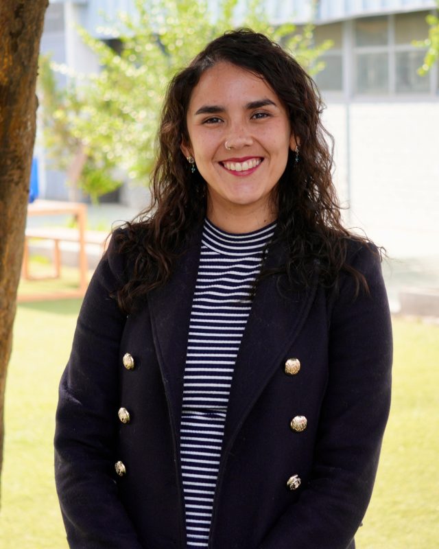 Retrato de Dominique Yáñez, Coordinadora de Convivencia Escolar