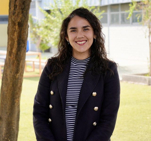 Retrato de Dominique Silvana Yáñez Muñoz, Coordinadora de Convivencia Escolar