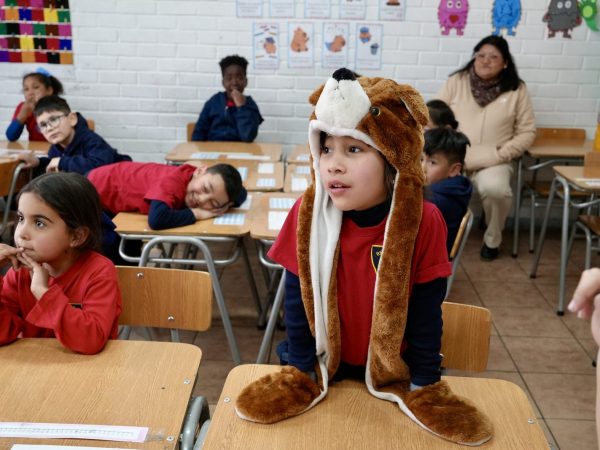 Estudiantes trabajando en la sala de clases