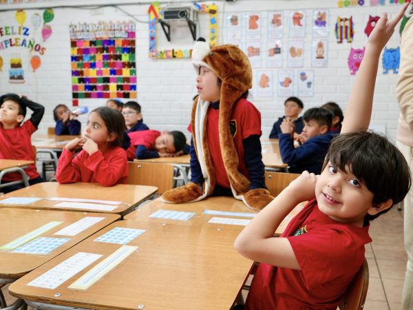 Estudiantes trabajando en la sala de clases