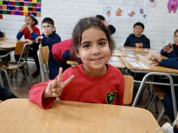 Estudiantes trabajando en la sala de clases