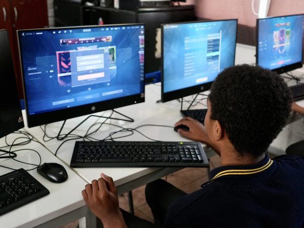 Estudiantes trabajando con computadores en la sala de computación