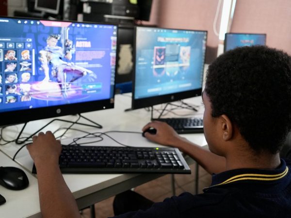 Estudiantes trabajando con computadores en la sala de computación