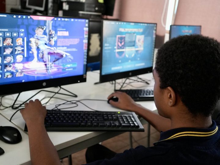 Estudiantes trabajando con computadores en la sala de computación