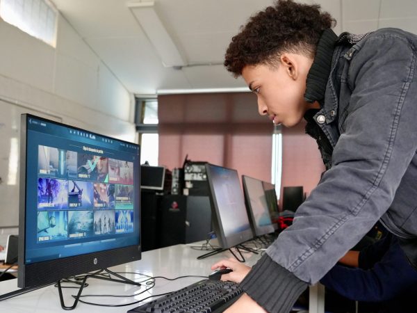 Estudiantes trabajando con computadores en la sala de computación