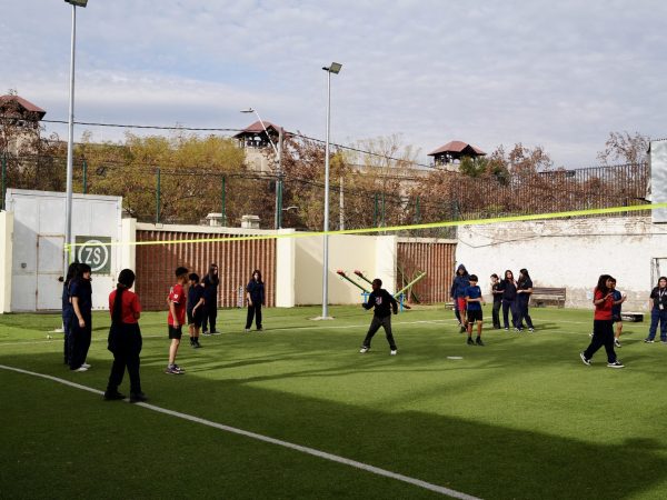 Estudiantes durante una actividad deportiva en la escuela