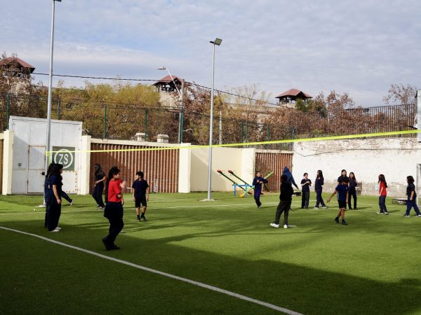 Estudiantes durante una actividad deportiva en la escuela