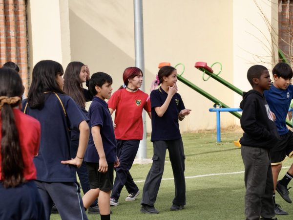 Estudiantes durante una actividad deportiva en la escuela