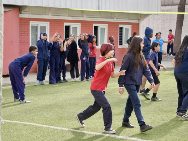 Estudiantes durante una actividad deportiva en la escuela