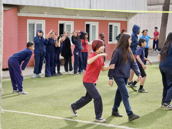 Estudiantes durante una actividad deportiva en la escuela