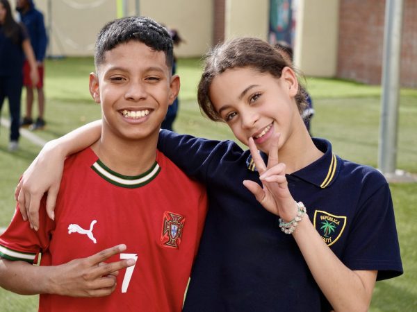 Estudiantes durante una actividad deportiva en la escuela