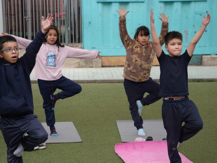 Estudiantes durante una actividad deportiva en la escuela
