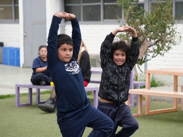 Estudiantes durante una actividad deportiva en la escuela