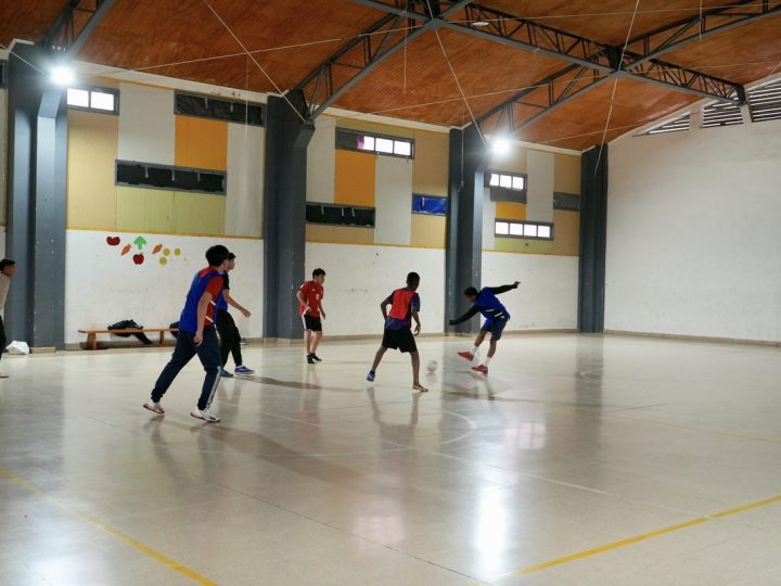 Estudiantes durante una actividad deportiva en la escuela
