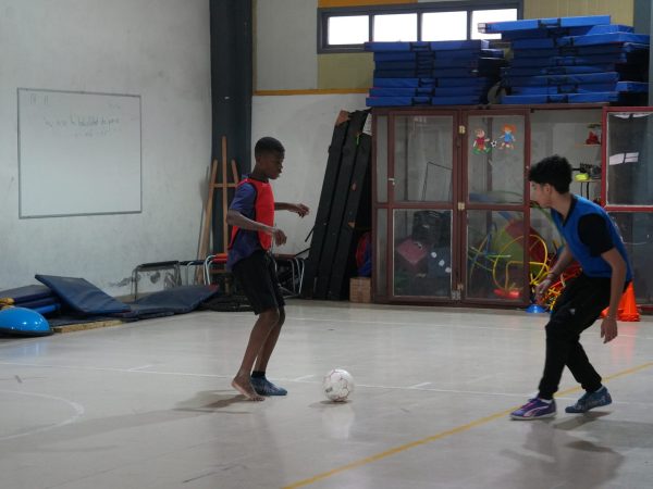Estudiantes durante una actividad deportiva en la escuela