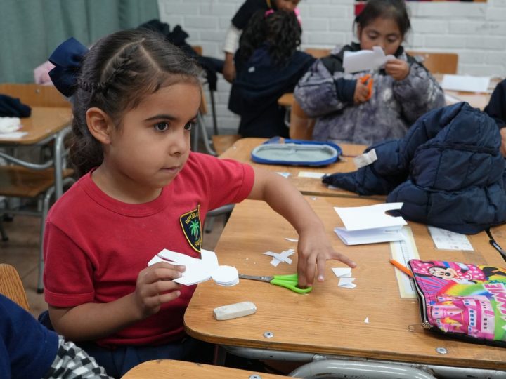 Estudiantes trabajando en la sala de clases