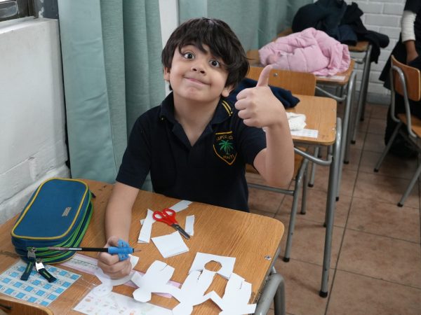 Estudiantes trabajando en la sala de clases