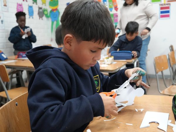 Estudiantes trabajando en la sala de clases