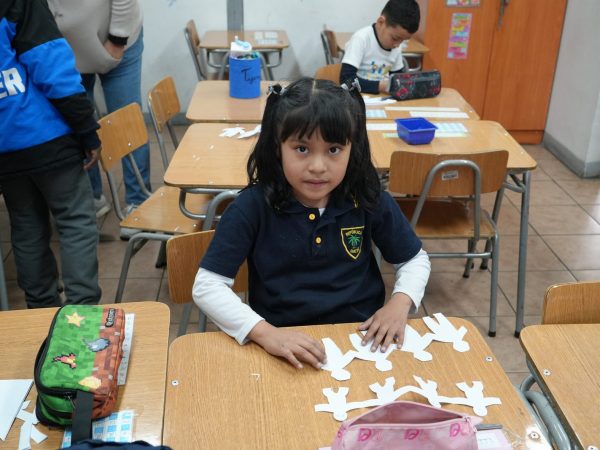Estudiantes trabajando en la sala de clases