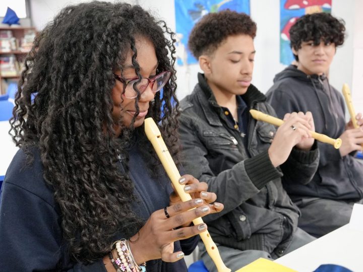 Estudiantes en una actividad de arte o música