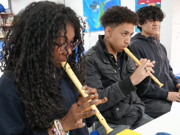 Estudiantes en una actividad de arte o música