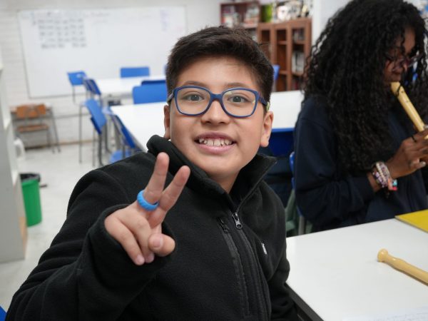 Estudiantes en una actividad de arte o música