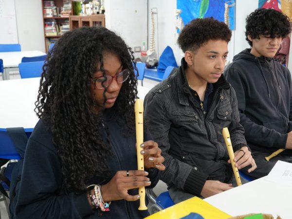Estudiantes en una actividad de arte o música