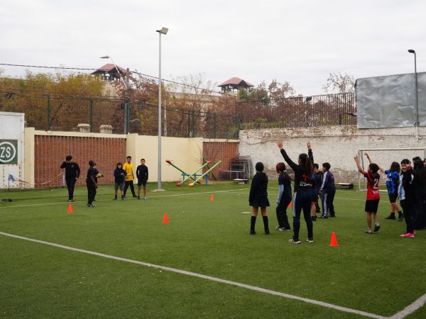 Estudiantes durante una actividad deportiva en la escuela