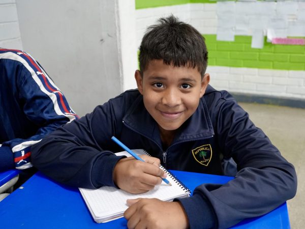 Estudiantes trabajando en la sala de clases