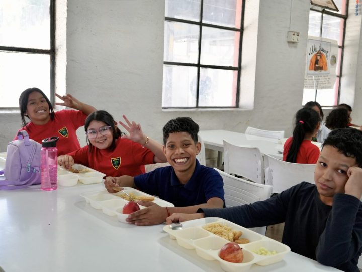 Estudiantes trabajando en una actividad de cuidado del entorno