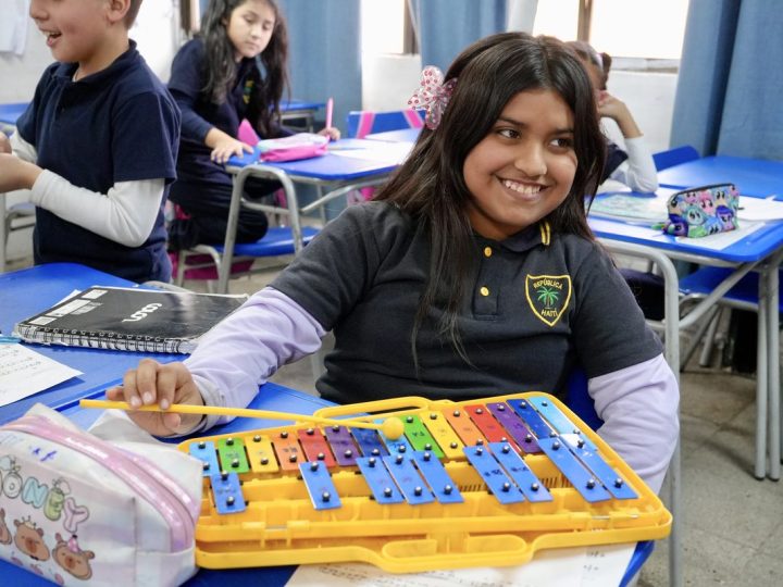 Estudiantes en una actividad de arte o música
