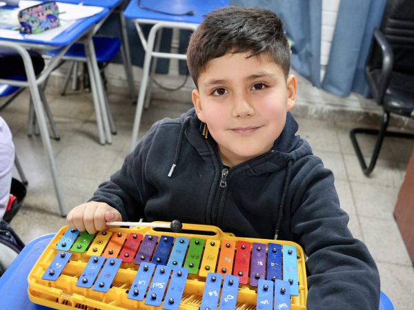 Estudiantes en una actividad de arte o música