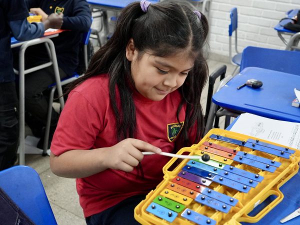 Estudiantes en una actividad de arte o música