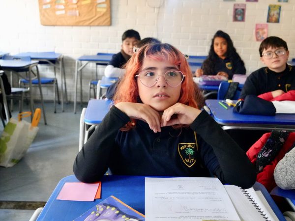 Estudiantes trabajando en la sala de clases