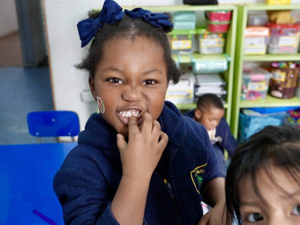 Niñas y niños de educación inicial en actividades de aula