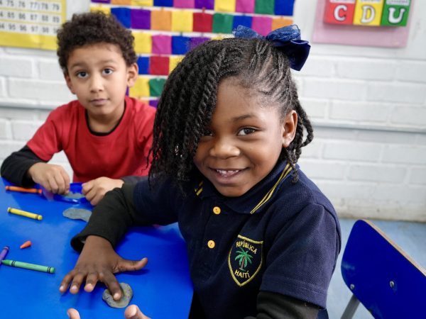 Niñas y niños de educación inicial en actividades de aula