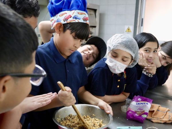 Estudiantes preparando una receta en el taller de gastronomía