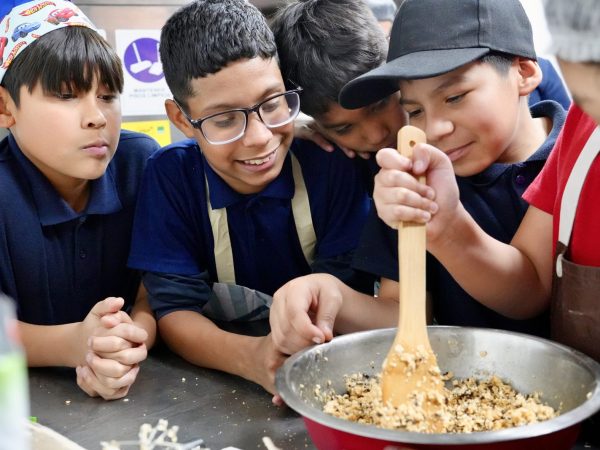 Estudiantes preparando una receta en el taller de gastronomía