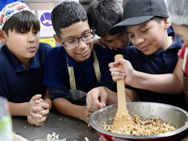 Estudiantes preparando una receta en el taller de gastronomía