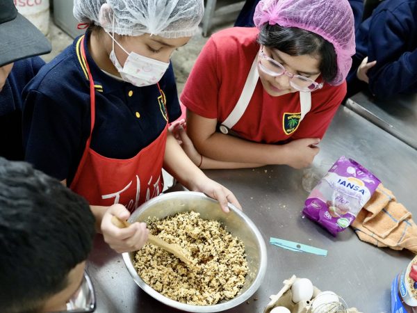 Estudiantes preparando una receta en el taller de gastronomía