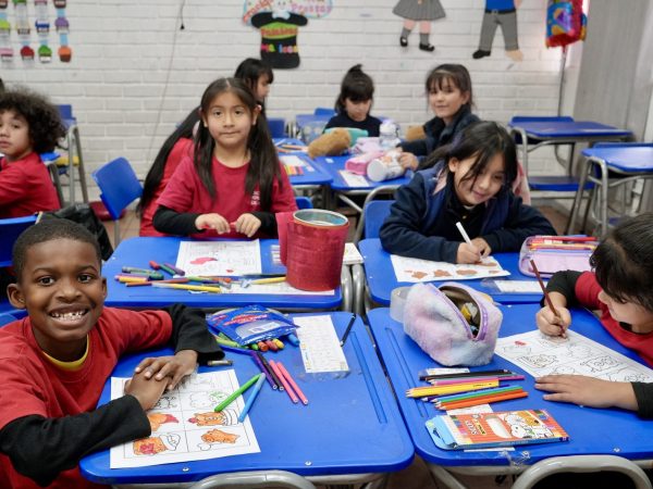 Estudiantes en una actividad de arte o música