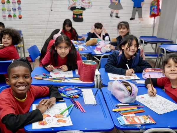 Estudiantes trabajando en la sala de clases