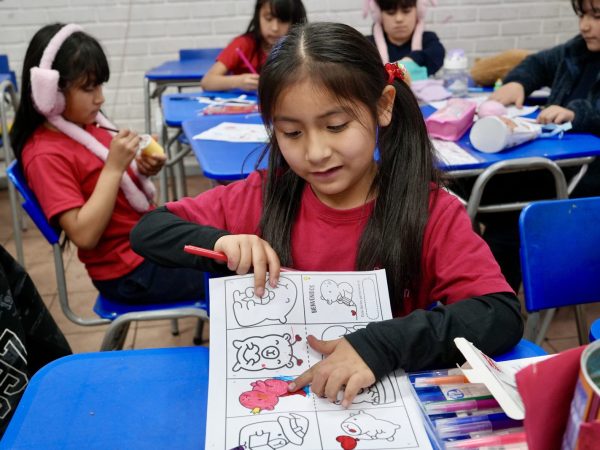 Estudiantes en una actividad de arte o música