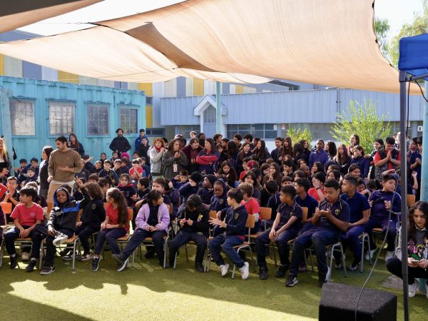 Estudiantes de la escuela reunidos durante una actividad de la comunidad