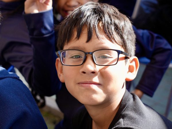 Estudiantes de la escuela reunidos durante una actividad de la comunidad