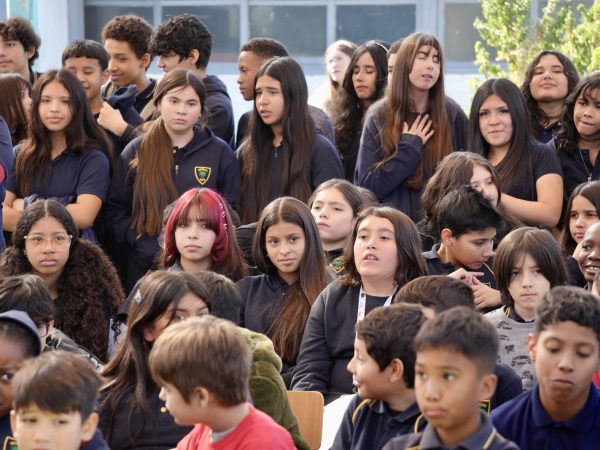 Estudiantes de la escuela reunidos durante una actividad de la comunidad