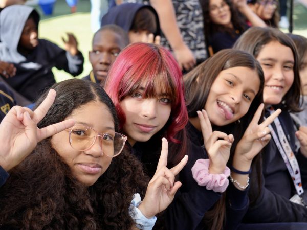 Estudiantes de la escuela reunidos durante una actividad de la comunidad