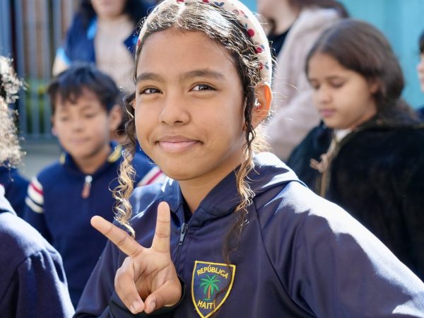 Estudiantes de la escuela reunidos durante una actividad de la comunidad