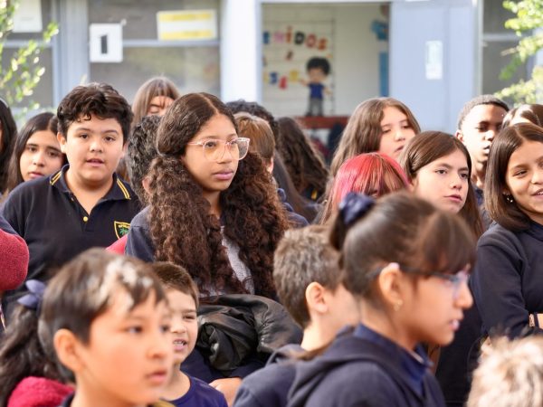 Estudiantes de la escuela reunidos durante una actividad de la comunidad