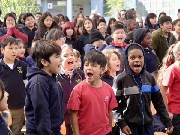 Estudiantes de la escuela reunidos durante una actividad de la comunidad